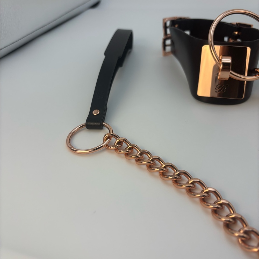 Satisfy your submissive side with this luxurious Leather Collar - Picture 3 of 7